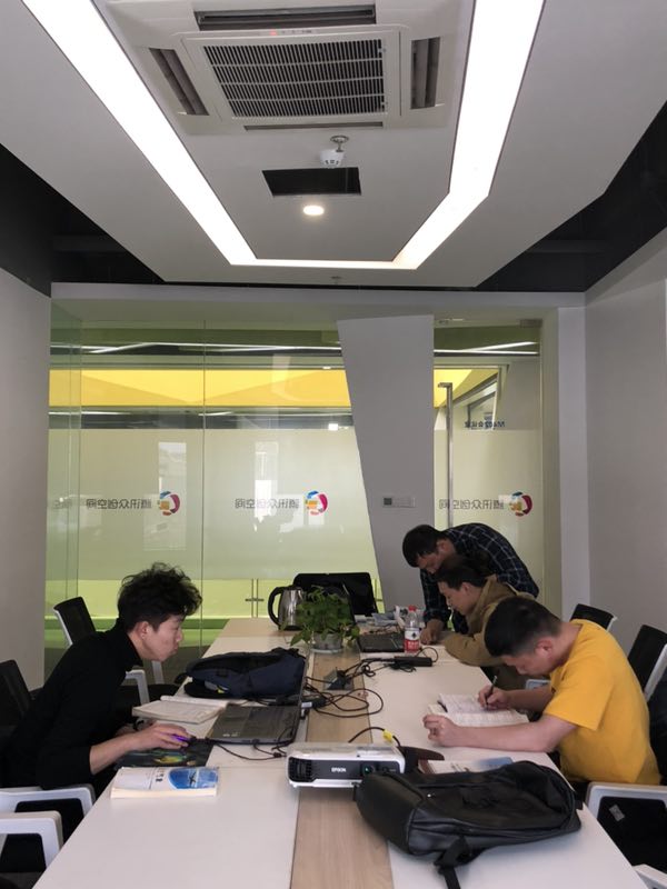 员工在教员指导下认真学习.jpg