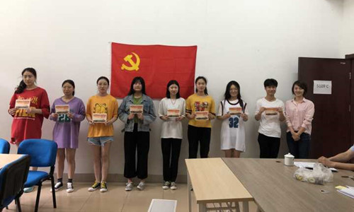 优秀共产党员谢芳老师为员工颁发党课结业证书_副本.jpg