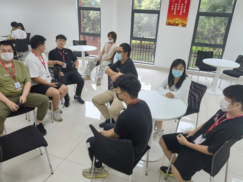 5老师与中电五十五所实习员工做工作交流_副本.jpg