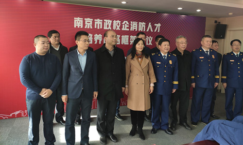 政校企三方代表合影.jpg