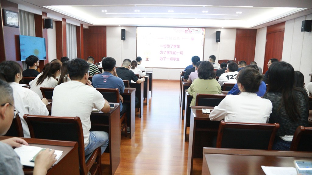 bwin举行2022-2023学年辅导员评优答辩会