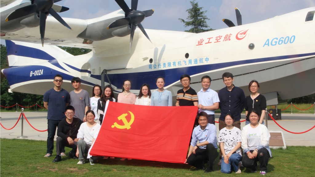 机关第五党支部赴bwin参观“御风园”以及航天公司产品实践基地