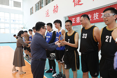 比赛结束颁奖.jpg